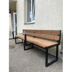 Āra soliņš ar piestiprinātiem galdiņiem